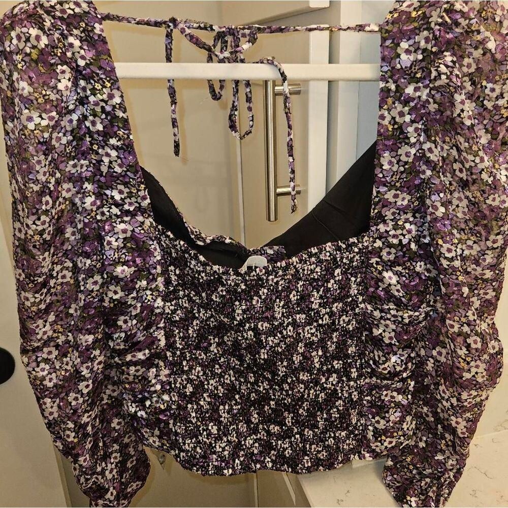 ASTR The Label Multi Floral Ruched Black Top Large NWOT - Picture 2 of 3